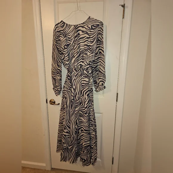 Large zebra-striped wrap dress - Picture 4 of 4